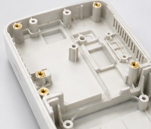Insert fileté et écrou à pression en laiton haute résistance pour un emboîtement sécurisé dans les assemblages en plastique ou en métal - Product Image 6