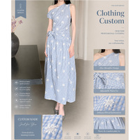 Robe longue élégante bleu clair et blanc à carreaux, asymétrique à une épaule, sans manches, cintrée à la taille avec lien latéral, broderie florale personnalisée, coupe ample évasée