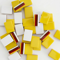 Tuiles de Mahjong Américaines en Acrylique 4 Couches Rouge Jaune Blanc Personnalisées, Gravées/Imprimées Directement de l'Usine pour le Divertissement