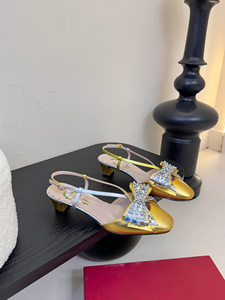 Sandalias Negras y Doradas con Tacón Cuadrado y Detalle de Lazo de Cristal para Mujer - Product Image 2