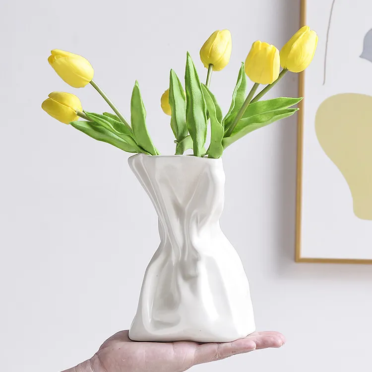 Soufflé à la main minimaliste créatif fait à la main irrégulier polychrome blanc en céramique vase à fleurs en porcelaine pour la décoration de la maison