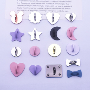 Amuleto de Amor Navideño, Gancho Metálico Hecho a Mano, Accesorio DIY para Carcasa de Teléfono - Estrellas y Lunas Viene con adhesivo en la parte posterior. - Product Image 4