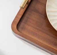 Plateau de service rectangulaire moderne en bois de noyer avec poignées en métal doré, plateau décoratif pour la décoration de table basse, commande en gros