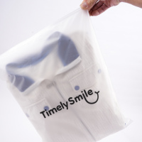 Sac en plastique mat avec fermeture éclair personnalisée pour vêtements, impression de logo d'usine, emballage de vêtements, sac en plastique givré avec fermeture éclair