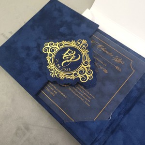 การ์ดเชิญงานแต่ง<span class=keywords><strong>ง</strong></span>านแบบซองใส่การ์ด กำมะหยี่สีน้ำเ<span class=keywords><strong>ง</strong></span>ินหรูหรา ปั๊มฟอยล์ทอง พร้อมอะคริลิคใส  ขอ<span class=keywords><strong>ง</strong></span>ขวัญสำหรับแขก - Product Image 1