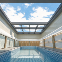Couverture de piscine coulissante motorisée moderne en verre Low-E étanche, avec cadre en alliage d'aluminium et design graphique pour l'extérieur