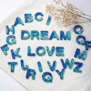 Pendentif lettre en résine bleue à paillettes, petit accessoire de bijouterie DIY pour chaîne de téléphone, porte-clés, matériel artisanal - Product Image 1