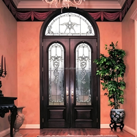 Porte d'entrée double cintrée de luxe avec dessus arrondi et inserts en verre sur mesure pour l'architecture de villas modernes haut de gamme