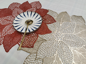 แผ่นรองจานลายดอกไม้แบบควิลท์เมทัลลิกไวนิลพีวีซีสั่งทำขายส่ง แผ่นรองโต๊ะอาหารตกแต่ง แผ่นรองจานหรูหรา - Product Image 4