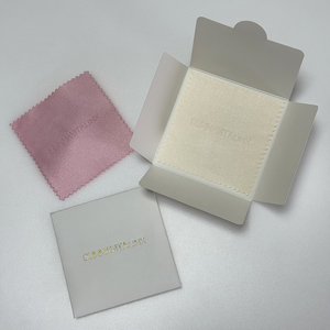 ผ้าไมโครไฟเบอร์กำมะหยี่สีชมพูขนาด 8x8 ซม. สำหรับทำความสะอาดเครื่องประดับ ป้องกันการหมอง คุณภาพพรีเมียม รับผลิตตามสั่งพร้อมโลโก้ ขายส่ง - Product Image 1