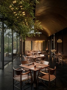 Ensemble de table et chaises à manger en bois moderne, design contemporain pour hôtel, restaurant, mobilier commercial - Product Image 1