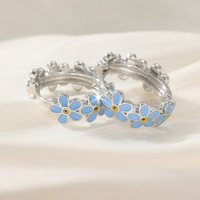 Anting Huggie Hoop Bunga Daisy Biru Bernuansa Perak, Anting Jepit Kecil Bermotif Bunga Enamel Warna-warni untuk Wanita, Perhiasan Sehari-hari