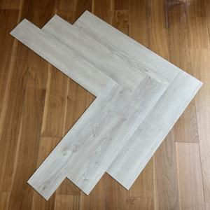 Certificat CE 2.5mm 20mil Herringbone Lvp Flooring Revêtement de <span class=keywords><strong>sol</strong></span> en <span class=keywords><strong>vinyle</strong></span> PVC imperméable de luxe Revêtement de <span class=keywords><strong>sol</strong></span> en <span class=keywords><strong>vinyle</strong></span> aspect bois - Product Image 3