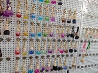 Faible MOQ 100 pièces Vente directe usine Bouteilles de parfum de voiture en verre coloré de luxe avec bouchon couronne Surface transparente Diffuseur à bâtonnets Variés