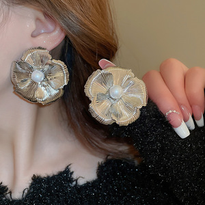 Boucles d'oreilles en forme de marguerite plaquées or pour les amoureux et les amis, bijoux en zircon, boucles d'oreilles à fleurs pour femmes - Product Image 4