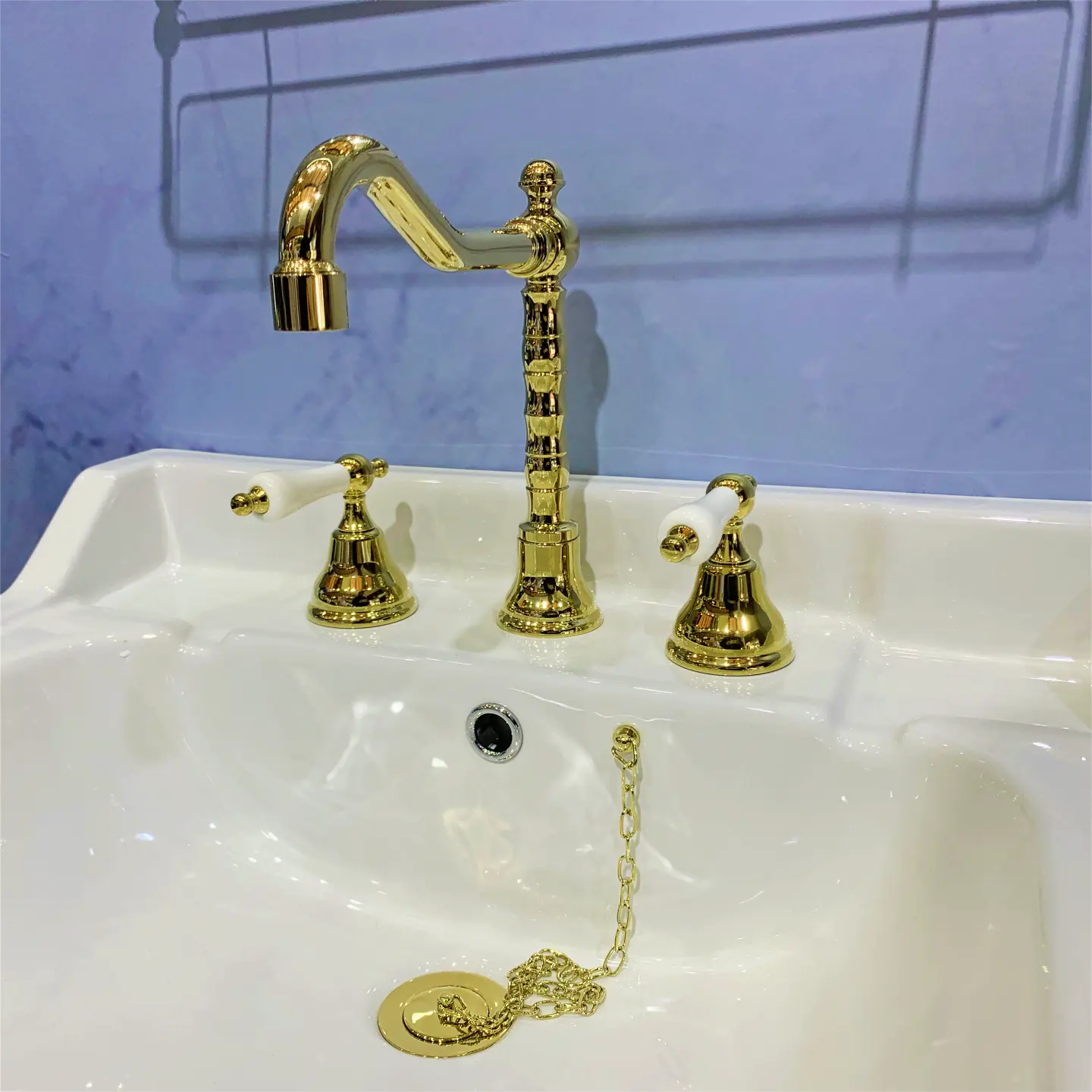 Neues Design traditionelles Gold Doppel griff Messing 3 Loch Waschtisch mischer Wasserhahn Luxus Bad armaturen