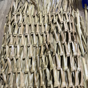 หญ้าเป็ดทำด้วยมือจากเวียดนามสำหรับตกแต่งรีสอร์ทกลางแจ้งหลังคาแบบม้วนฟางวิ่ง - Product Image 1