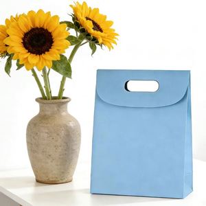 Sacs en papier kraft bleu personnalisés avec poignées découpées, recyclables et adaptés aux pâtisseries, aux collations et aux articles similaires. - Product Image 5