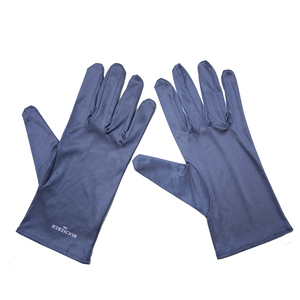 Guantes negros para exhibición de joyería, agradables al tacto, con tela de microfibra elástica antihuellas, en oferta. - Product Image 2