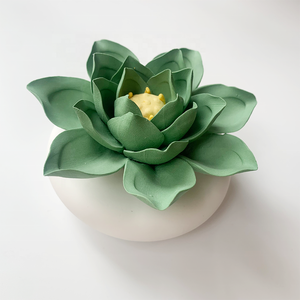 Ambientador de aire para el hogar personalizado con diseño de flores rojas únicas con difusor de aroma con base de madera - Product Image 4