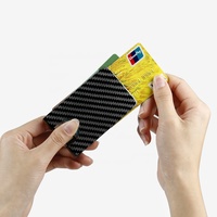 Dompet RFID serat karbon pria, mewah dengan penutup terbuka Logo kustom pola bergaris pemegang klip uang untuk kartu