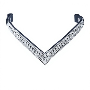 Frontal de cheval en cuir noir avec cristaux en forme de V, accessoire d'équipement équestre. - Product Image 2