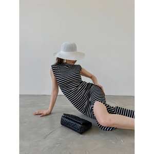 Robe moulante rayée en Lycra à col montant, taille naturelle, détail fente moderne, tenue de soirée en tissu respirant - Product Image 2