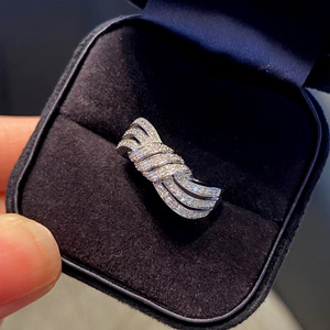 Bague torsadée tressée pour femme, bijou de doigt élégant et scintillant - Product Image 5