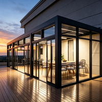 Pergola bioclimatique en aluminium fixée au mur, toit à lamelles motorisées avec portes coulissantes entièrement vitrées