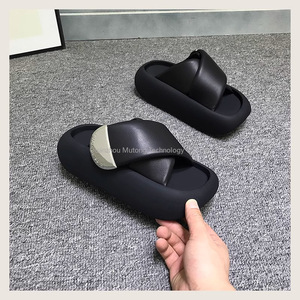 Sandales pour femmes de style minimaliste, à semelle épaisse en métal, avec motif croix, pour les vacances à la plage, style européen et américain - Product Image 4