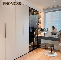 Dressing contemporain de luxe avec système de rangement personnalisé et finition intérieure haut de gamme pour projets résidentiels de villas