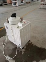 Machine à vapeur verticale VS-80C avec écrans LED et réservoir d'eau, utilisée en laboratoire