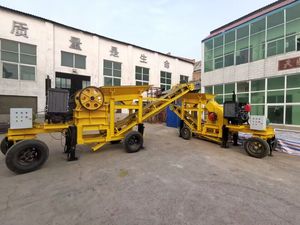 كسارة مطرقة متنقلة تجمع بين محرك الديزل المهتز حزام التغذية الناقل والشاشة الاهتزازية على المقطورة المتنقلة في السودان - Product Image 2