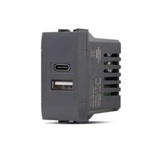 Adaptador de viaje negro con doble puerto USB, USB A y USB Tipo C, 5V 2.4A - Product Image 1