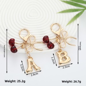 Porte-clés 26 lettres avec cerise et nœud, breloque de sac plaqué<span class=keywords><strong>e</strong></span> or avec initiale, accessoires personnalisés pour femme - Product Image 4