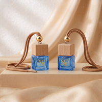 Vente en gros de flacons diffuseurs de parfum pour voiture en verre coloré mini 8ml personnalisés et vides, avec bouchon à vis en bois et cordon, pour désodorisant d'ambiance, direct usine