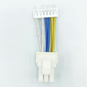 Faisceau de câbles multicolores personnalisé avec connecteur en plastique blanc à verrouillage et bornes à sertir apparentes pour le câblage du module de commande - Product Image 1