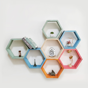 Vente chaude affichage moderne hexagone bois nid d'abeille ornement modulaire flottant coloré en bois massif étagère murale étagère de rangement - Product Image 3