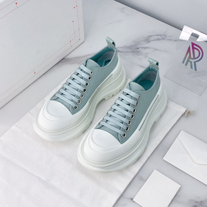 Chaussures de créateur de luxe pour femmes, baskets en toile tendance, logo personnalisé, chaussures plates blanches de style marche, chaussures décontractées à lacets et semelle épaisse pour hommes - Product Image 2