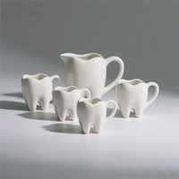 Pichet en céramique en forme de dent personnalisé, Vente en gros Nouveauté Boissons pour les événements et promotions sur le thème dentaire, OEM/ODM