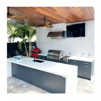 Cuisine extérieure moderne noire VERMONHOUZZ, résistante aux intempéries, avec barbecue intégré, pour hôtel de charme et patio.
