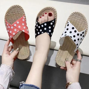 Sandalias Planas para Mujer con Diseño de Puntos, Suela Suave Antideslizante, Zapatos de Playa para Uso Diario - Product Image 4