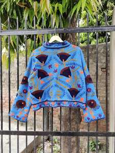 Chaqueta Suzani Bordada de la Mejor Calidad, Chaqueta Suzani de Algodón Bordada a Mano con Diseño Floral para Mujer, Otoño Invierno, Decoración con Botones - Product Image 3