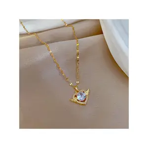 Collier de cœur d'ange en or véritable micro incrusté de luxe léger pour la nouvelle chaîne de clavicule des femmes avec un sens du luxe et une conception de niche