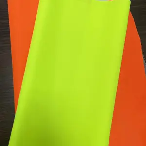Vestindo roupas fluorescentes amarelas para colete salva-vidas ou roupas de trabalho para trabalhadores sanitários ou capa de chuva