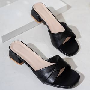 2025 été nouvelle mode bout ouvert couleur unie Simple cuir Surface polyvalent couleur grandes pantoufles talon carré chaussures femmes - Product Image 3