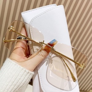 Lunettes de soleil sans monture à dégradé UV400, rectangulaires, tendance, pour femmes, protection solaire, étui inclus - Product Image 3