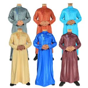 Müslüman erkekler Thobe İslami giyim fabrika toptan yeni tasarım parlak malzeme işlemeli uzun kollu yetişkinler orta doğu desteği