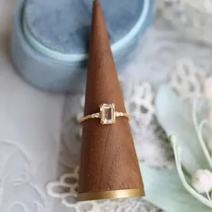 Anel Vintage LAMOON em Prata 925 para Mulheres com Cristal Natural Claro em Forma Quadrada e Acabamento em Ouro 14K Certificado como Joia Fina - Product Image 4