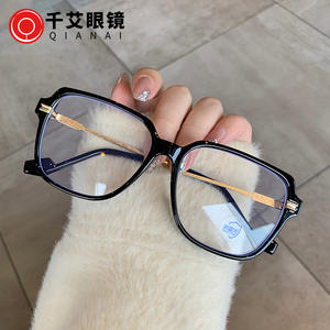 แว่นตาป้องกันแสงสีฟ้ากรอบพีซีทรงไม่สมมาตรสำหรับผู้หญิง Qianai รุ่น S2-6183 พร้อมขาแว่นโค้งสำหรับอ่านหนังสือ - Product Image 5